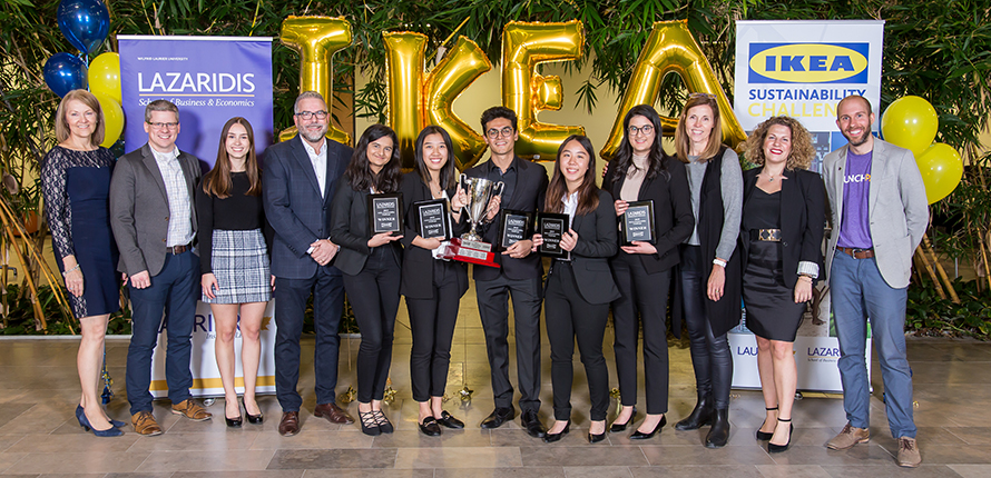 2019 winning team with judges and faculty